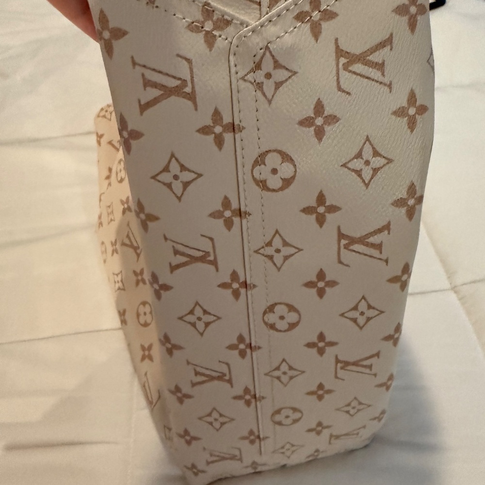 Louis Vuitton - Picture 14 of 15